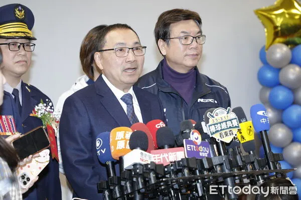 ▲▼新北市政府警察局「捷運警察隊成立揭牌暨新任隊長布達典禮」13日舉行，首任新北捷運警察隊長廖國安從市長侯友宜手中接過印信後正式走馬上任。（圖／記者湯興漢攝）