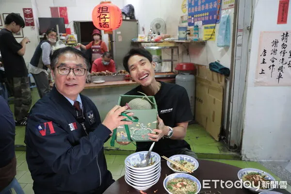 ▲新加坡大胃王網紅Zermatt Neo挑戰一次吃下30碗小公園擔仔麵，黃偉哲市長到場探班加油。（記者林東良翻攝，下同）-