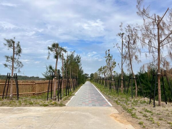 ▲竹縣鳳坑沙灣遊憩設施再提升。（圖／新竹縣交通處提供）