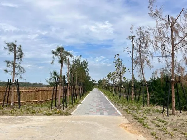 ▲竹縣鳳坑沙灣遊憩設施再提升。（圖／新竹縣交通處提供）