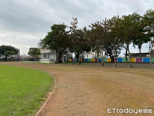 ▲▼吉安國中運動操場紅土跑道土壤硬化且排水不良，嚴重影響教學品質與使用安。（圖／花蓮縣政府提供，下同）