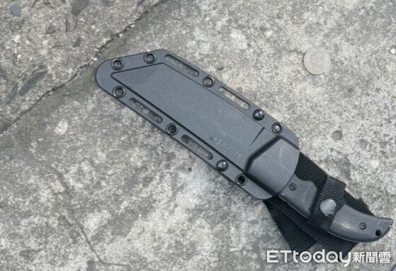 ▲▼北市男腳踏車騎士持刀與路人爆發口角。（圖／記者邱中岳翻攝）