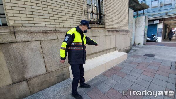 ▲▼北市男腳踏車騎士持刀與路人爆發口角。（圖／記者黃彥傑攝）