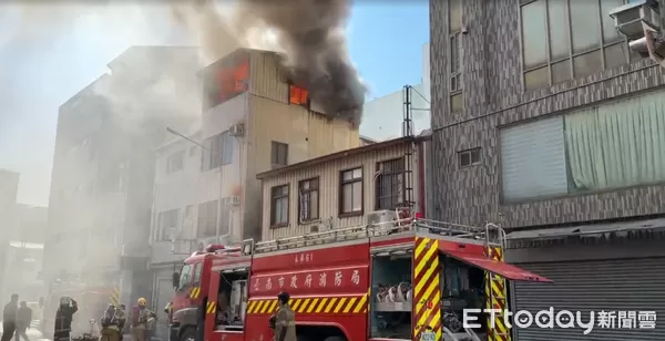▲台南市中西區康樂街13日下午發生火警，4樓建物全面燃燒，消防人員緊急布水線灌救。（記者林東良翻攝）