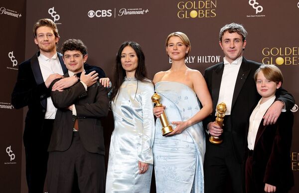 喬歐文（左一）出演的〈哈姆奈特〉獲得金球獎最佳戲劇類電影。（翻攝X@dontblamealex）