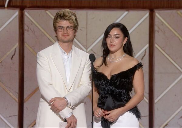 酷娃恰莉（右）與喬奇瑞在金球獎一起擔任頒獎人。（翻攝X@girlwreckage）