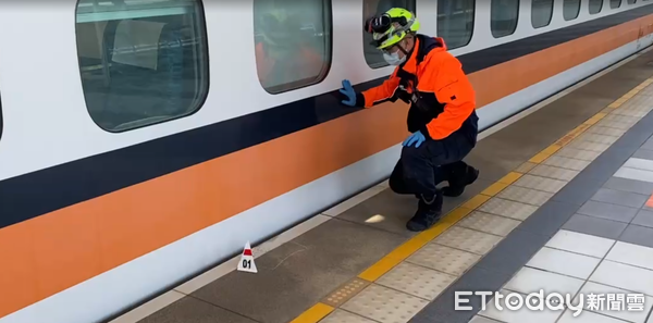 ▲高鐵台南站13日上午發生旅客落軌事件，警方到場處理並進行蒐證。（記者林東良翻攝，下同）