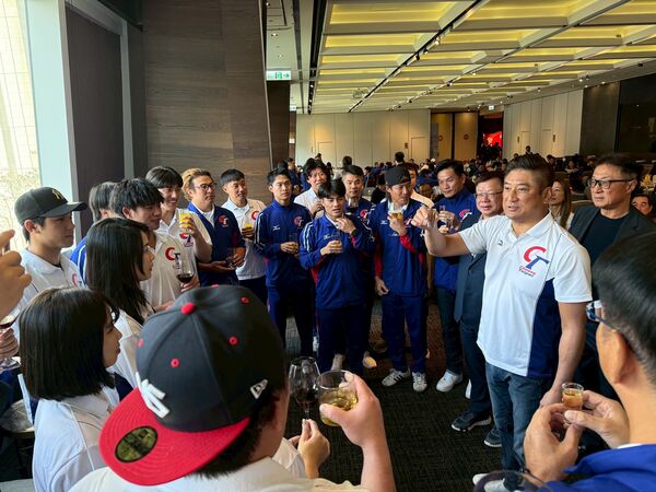 ▲ 辜仲諒理事長勉勵選手為國爭光　「我的牛排等你們！」           。（圖／棒協提供）