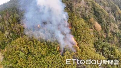 最新畫面曝！石壁飯店後方山林火警延燒8公頃　直升機灑水灌救