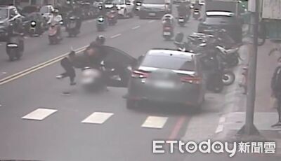 短褲女急看牙醫「猛開車門」擊落機車　夫妻噴飛慘摔畫面曝