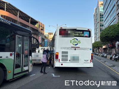 快訊／新莊嚴重車禍！公車路口碰撞小貨車　4乘客陸續送醫