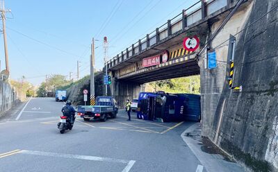 快訊／貨櫃車「超高」慘了！撞台鐵軌道涵洞...翻覆橫躺馬路