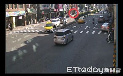 車內面交300萬...被害人起疑與2車手搏鬥！撞騎樓梁柱2嫌落跑