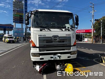 屏東大貨車路口右轉！76歲女騎士倒地　機車捲輪下恐怖畫面曝
