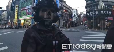 骷髏戰士配槍逛街嚇壞路人！24歲女喊：Cosplay...可能下場曝