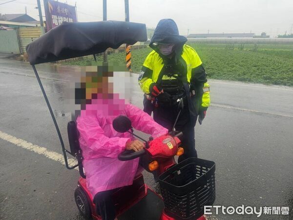 ▲東港警分局員警助李婦平安過馬路。（圖／記者陳崑福翻攝）