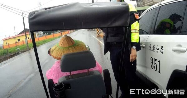 ▲東港警分局員警助李婦平安過馬路。（圖／記者陳崑福翻攝）