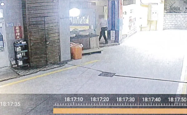 ▲桃園市一名男子去年9月在大園區加油站加油時卻進入女廁抽菸。（圖／翻攝自臉書《記者爆料網》）