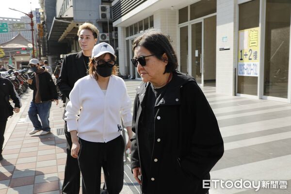 ▲名導邱瓈寬(右起)與藍心湄到曹西平靈堂。（圖／記者湯興漢攝）