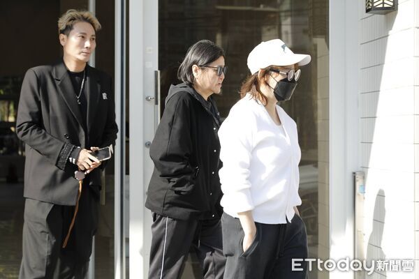 ▲名導邱瓈寬(右起)與藍心湄到曹西平靈堂。（圖／記者湯興漢攝）