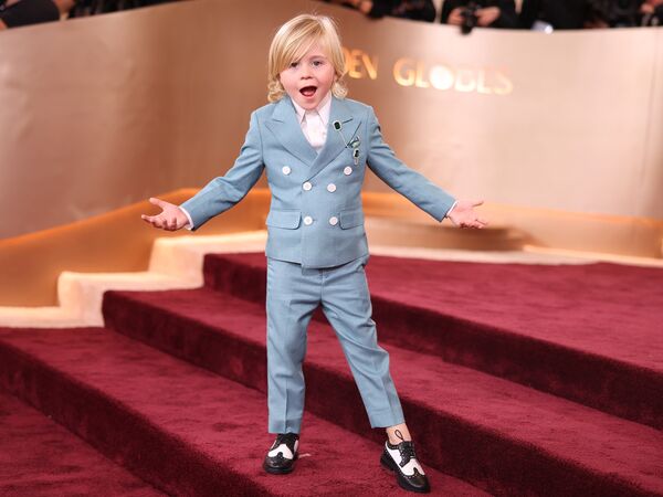 6歲童星俏皮pose萌翻金球獎　Lisa偷閒躺床吃莓果果腹