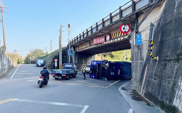 ▲一輛貨櫃車今天下午行經楊梅區楊新路一段涵洞時，未注意限高標示撞擊涵洞入口導致翻覆，警方到場處理中。（圖／楊梅警方提供）