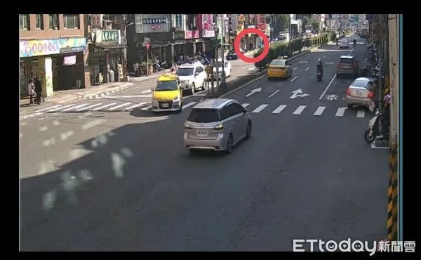 ▲▼監視器拍下身穿黑衣的其中一名車手棄車逃逸             。（圖／記者陳以昇翻攝）