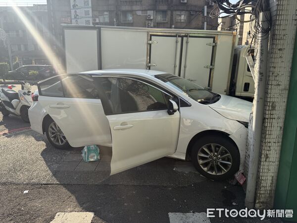 ▲▼車手在車內與被害人拉扯，導致小客車自撞             。（圖／記者陳以昇翻攝）