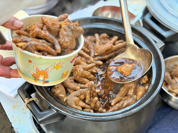 ▲▼萬華美食「阿珍滷雞腳」，在地人瘋搶的黑金膠質傳奇！每日限量2小時，晚來真的會撲空。（圖／部落客VIVIYU提供）