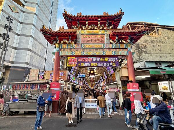 ▲▼萬華美食「阿珍滷雞腳」，在地人瘋搶的黑金膠質傳奇！每日限量2小時，晚來真的會撲空。（圖／部落客VIVIYU提供）