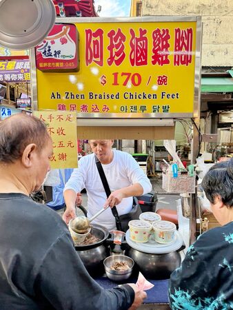 ▲▼萬華美食「阿珍滷雞腳」，在地人瘋搶的黑金膠質傳奇！每日限量2小時，晚來真的會撲空。（圖／部落客VIVIYU提供）