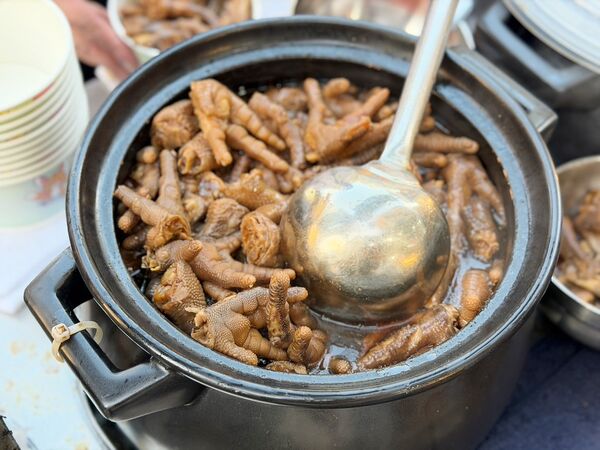 ▲▼萬華美食「阿珍滷雞腳」，在地人瘋搶的黑金膠質傳奇！每日限量2小時，晚來真的會撲空。（圖／部落客VIVIYU提供）