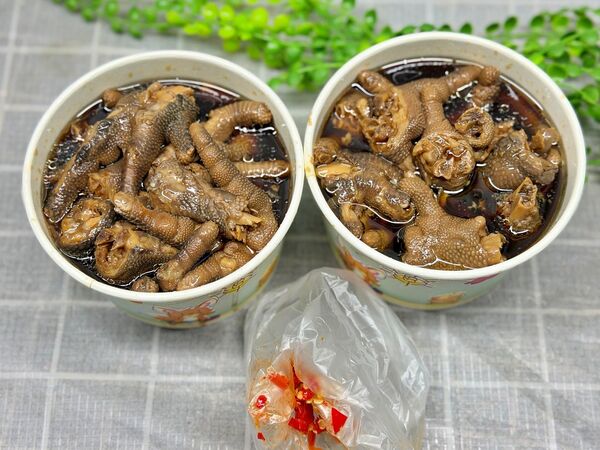 ▲▼萬華美食「阿珍滷雞腳」，在地人瘋搶的黑金膠質傳奇！每日限量2小時，晚來真的會撲空。（圖／部落客VIVIYU提供）