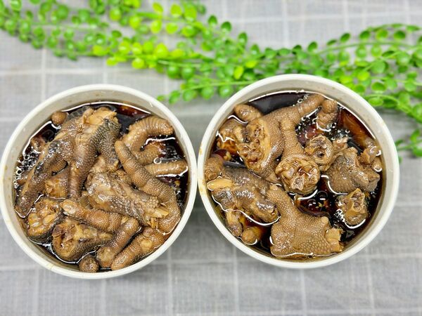 ▲▼萬華美食「阿珍滷雞腳」，在地人瘋搶的黑金膠質傳奇！每日限量2小時，晚來真的會撲空。（圖／部落客VIVIYU提供）