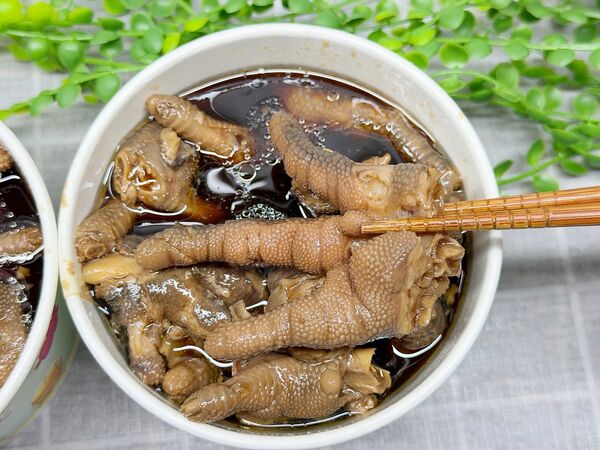 ▲▼萬華美食「阿珍滷雞腳」，在地人瘋搶的黑金膠質傳奇！每日限量2小時，晚來真的會撲空。（圖／部落客VIVIYU提供）