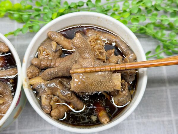 ▲▼萬華美食「阿珍滷雞腳」，在地人瘋搶的黑金膠質傳奇！每日限量2小時，晚來真的會撲空。（圖／部落客VIVIYU提供）