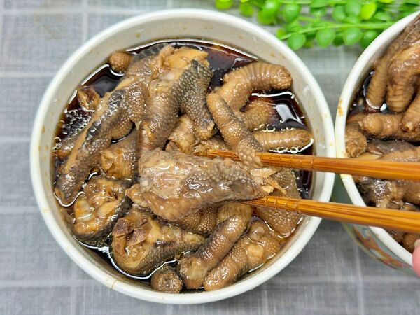 ▲▼萬華美食「阿珍滷雞腳」，在地人瘋搶的黑金膠質傳奇！每日限量2小時，晚來真的會撲空。（圖／部落客VIVIYU提供）