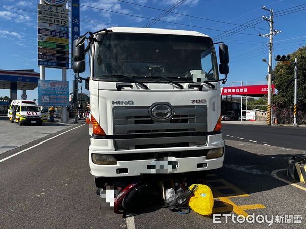 ▲屏東市海豐街與盛豐路交通事故。（圖／記者陳崑福翻攝）