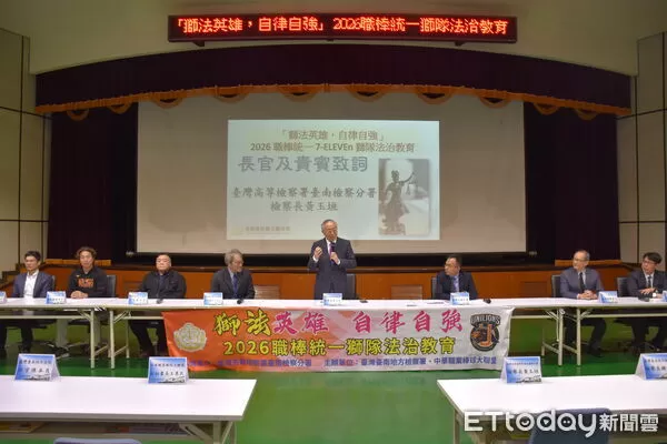 ▲台南地檢署舉辦「獅法英雄・自律自強—2026中華職棒統一獅隊法治教育」，檢察長鍾和憲與統一獅全體隊職員合影，攜手強化職棒法治與自律精神。（記者林東良翻攝，下同）