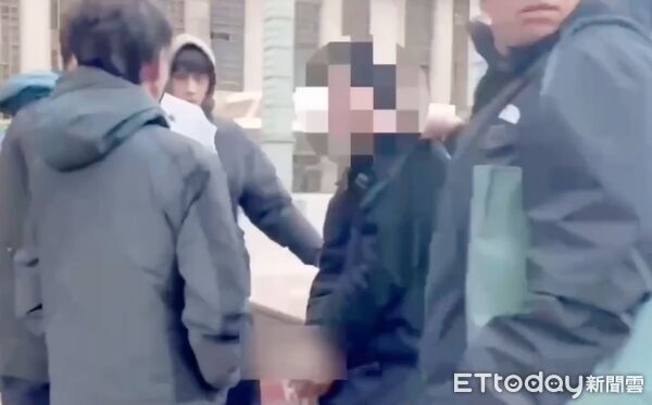 ▲▼張姓女美甲師還共享單車，但是卻被林姓街友（右2)搶奪物品，所幸路人協助拿回包包。（圖／記者邱中岳翻攝）