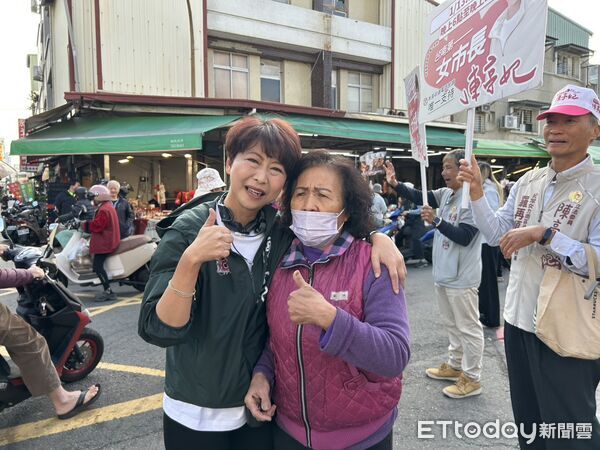 ▲民進黨台南市長初選進入最後倒數，立委陳亭妃13日上午前往南區金華市場拜票，懇請市民守住電話、把握關鍵時刻。（記者林東良翻攝，下同）