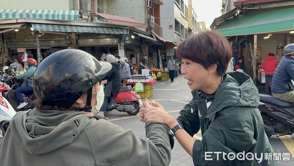 ▲民進黨台南市長初選進入最後倒數，立委陳亭妃13日上午前往南區金華市場拜票，懇請市民守住電話、把握關鍵時刻。（記者林東良翻攝，下同）