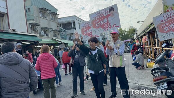▲民進黨台南市長初選進入最後倒數，立委陳亭妃13日上午前往南區金華市場拜票，懇請市民守住電話、把握關鍵時刻。（記者林東良翻攝，下同）