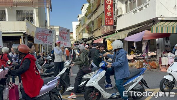 ▲民進黨台南市長初選進入最後倒數，立委陳亭妃13日上午前往南區金華市場拜票，懇請市民守住電話、把握關鍵時刻。（記者林東良翻攝，下同）