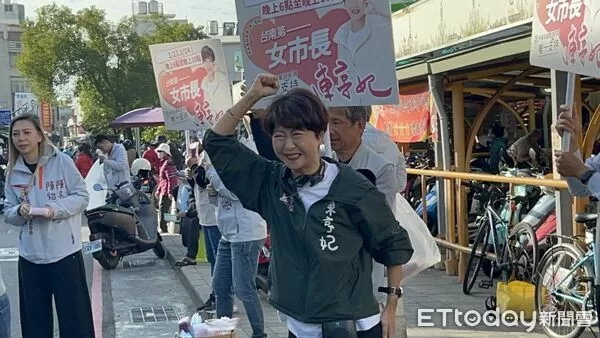 ▲民進黨台南市長初選進入最後倒數，立委陳亭妃13日上午前往南區金華市場拜票，懇請市民守住電話、把握關鍵時刻。（記者林東良翻攝，下同）