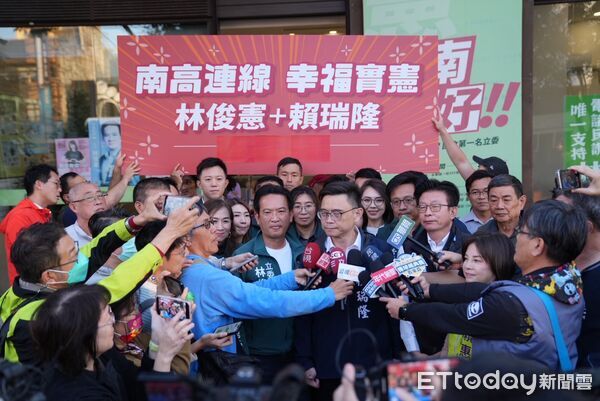 ▲高雄市長參選人賴瑞隆13日南下台南，與立委林俊憲合體，宣示推動「南高連線」，打造幸福生活圈。（記者林東良翻攝，下同）