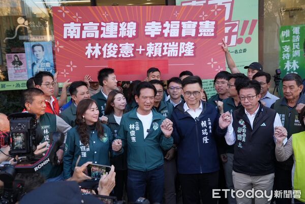 ▲高雄市長參選人賴瑞隆13日南下台南，與立委林俊憲合體，宣示推動「南高連線」，打造幸福生活圈。（記者林東良翻攝，下同）