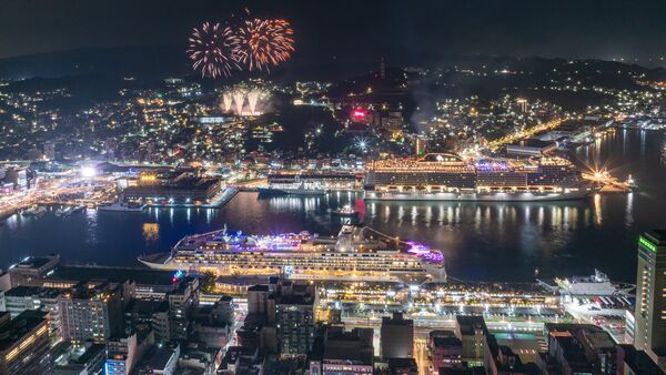 ▲探索星號(下左) 、地中海榮耀號(上右)雙輪靠泊基隆港。（圖／港務公司提供）