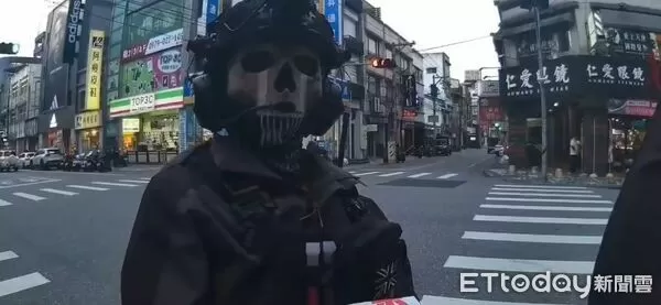▲▼廖姓女子穿戴骷髏面具及戰術裝備逛花蓮金山角鬧區，引起民眾一陣恐慌。（圖／記者王兆麟翻攝，下同）