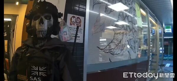 ▲▼廖姓女子穿戴骷髏面具及戰術裝備逛花蓮金山角鬧區，引起民眾一陣恐慌。（圖／記者王兆麟翻攝，下同）